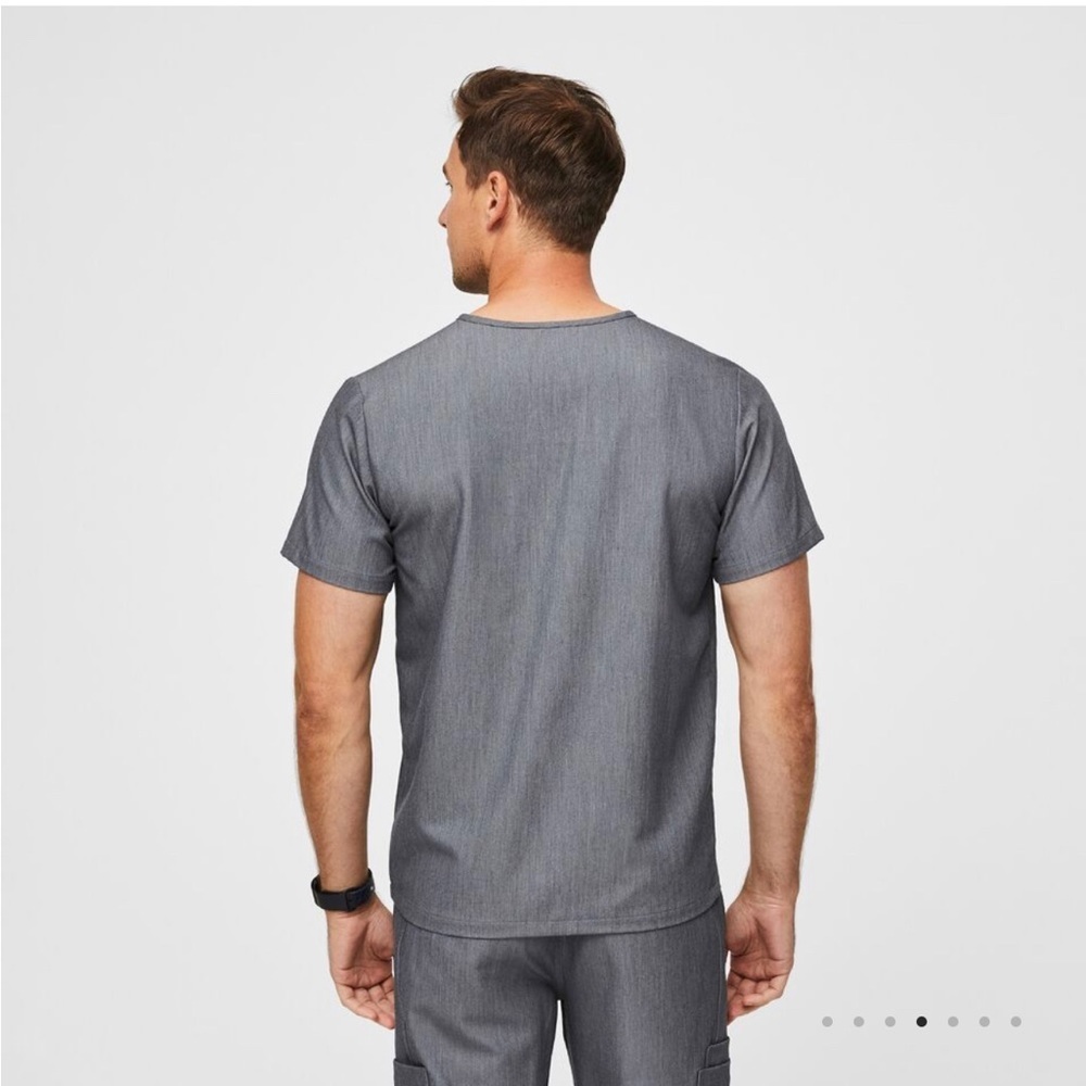 FIGS Leon™ Three-Pocket Scrub Top in Graphite Size Large - Picture 3 of 12